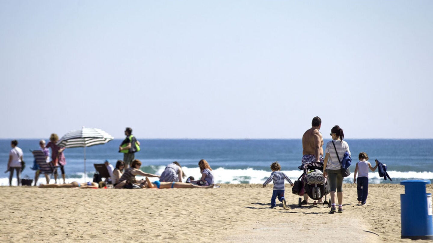 Varios grupos de personas en la playa