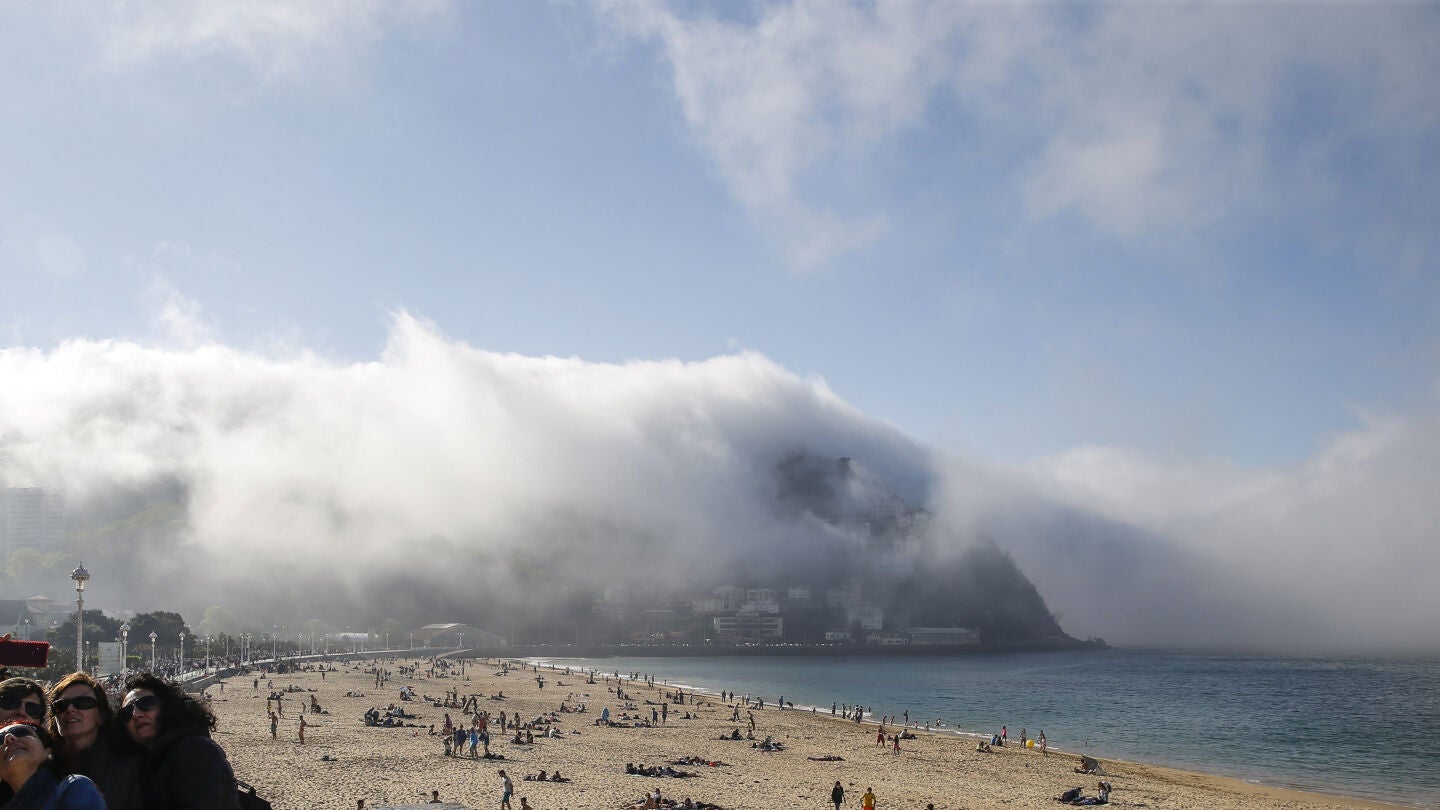 Nubes en la bah&iacute;a de La Concha, en San Sebasti&aacute;n
