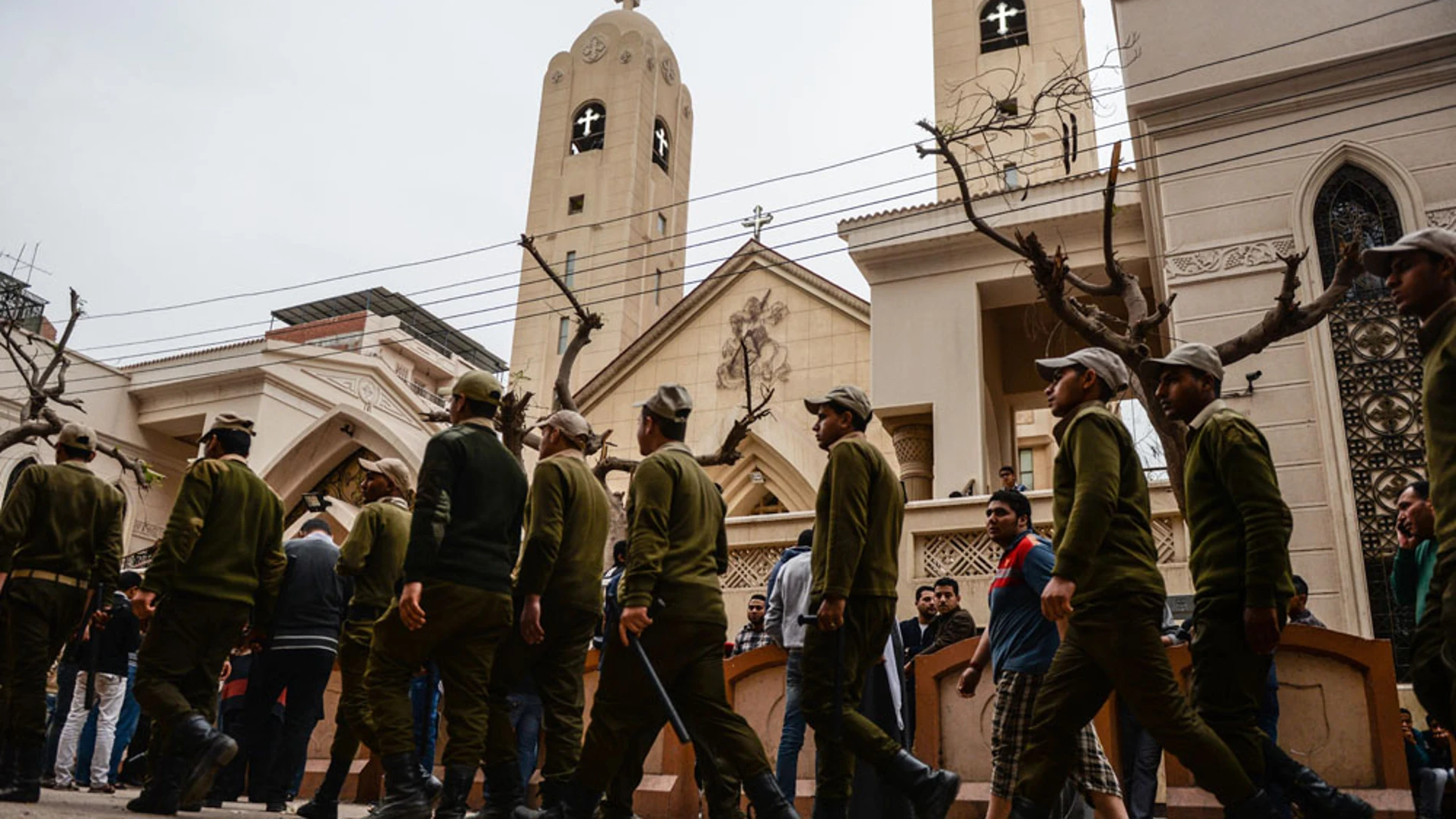 Fuerzas de policía en la iglesia de San Jorge, tras la explosión de una bomba, en Tanta