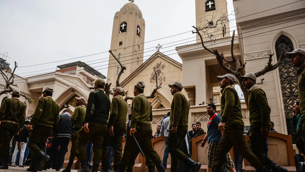 Fuerzas de policía en la iglesia de San Jorge, tras la explosión de una bomba, en Tanta