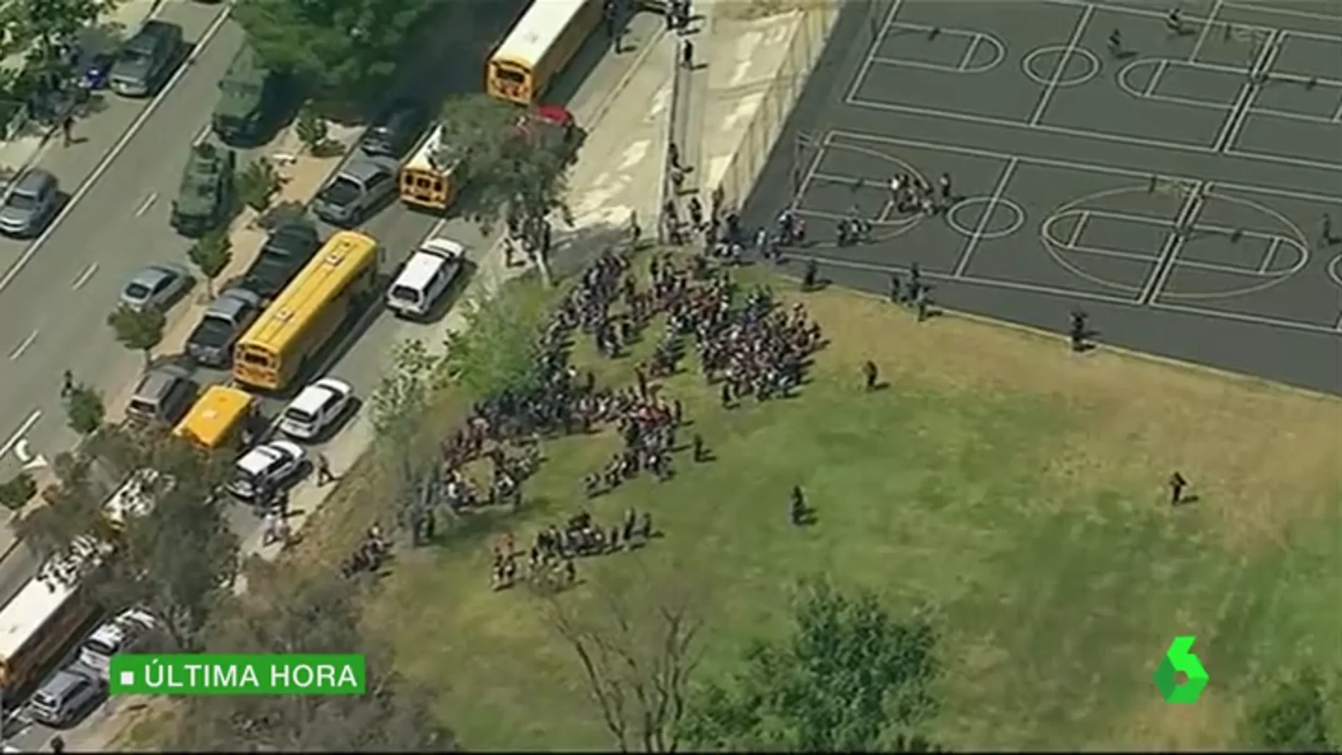 Frame 7.053267 de: Al menos dos heridos en un tiroteo en una escuela primaria de San Bernardino, en California