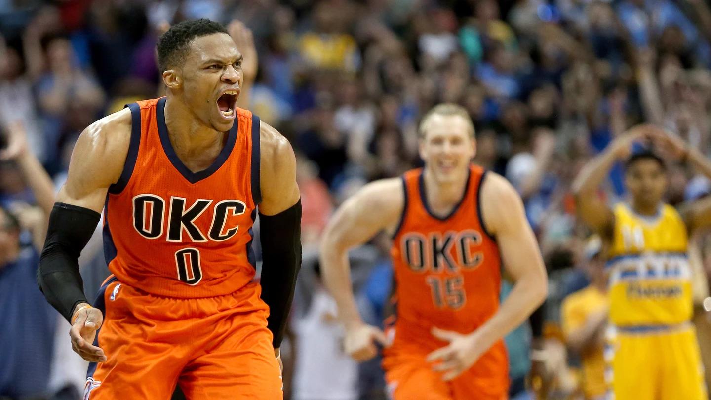 Russell Westbrook celebra una canasta NBA
