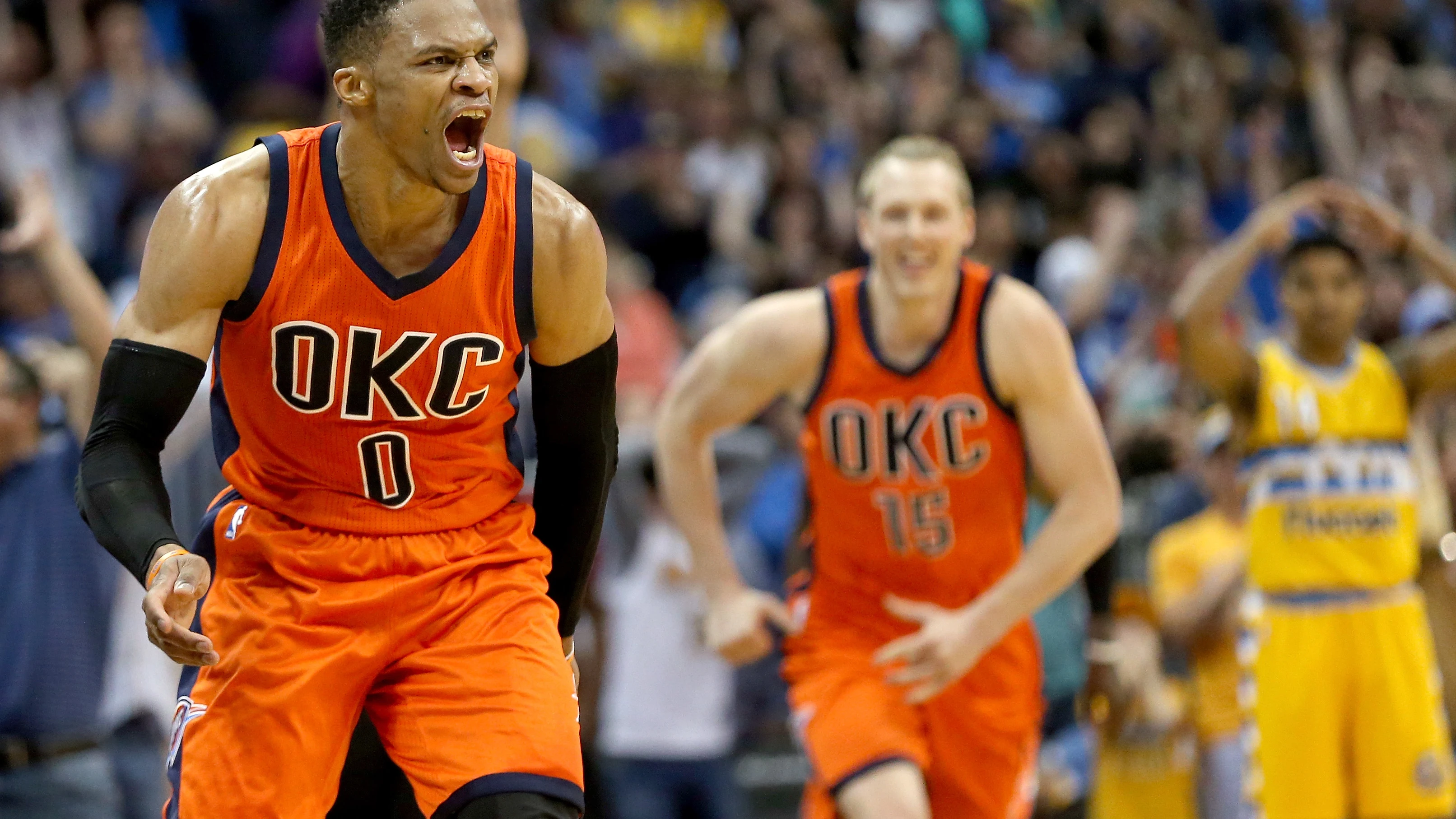 Russell Westbrook celebra una canasta NBA