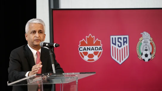 El presidente de la federación de fútbol de EE.UU mostrando la oferta para albergar el Mundial 2026 El presidente de la federación de fútbol de EE.UU mostrando la oferta para albergar el Mundial 2026