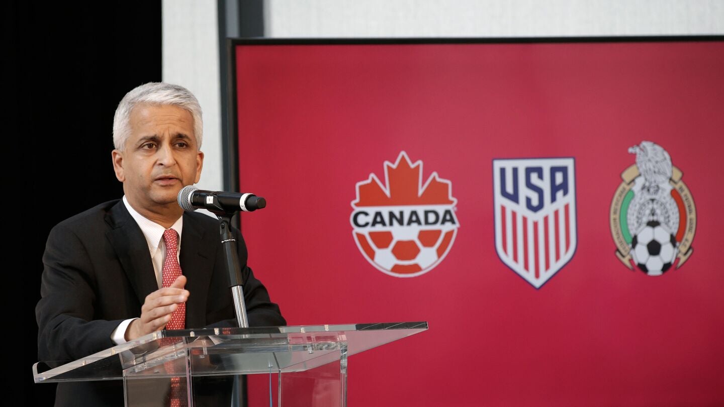 El presidente de la federaci&oacute;n de f&uacute;tbol de EE.UU mostrando la oferta para albergar el Mundial 2026