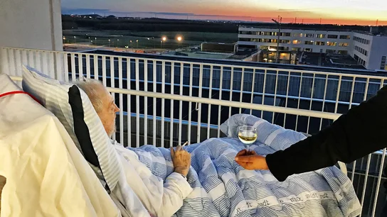 Un cigarro y una copa de vino, el último deseo de Carsten Flemming antes de morir Un cigarro y una copa de vino, el último deseo de Carsten Flemming antes de morir