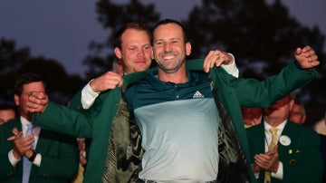 Sergio García se enfunda la 'chaqueta verde' como campeón del Masters de Augusta