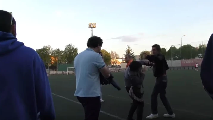 Pelea entre padres en un campo en Logro&ntilde;o