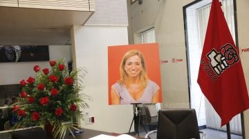 Libro de condolencias, un ramo de flores y un retrato de Carme Chacón en la sede del PSOE