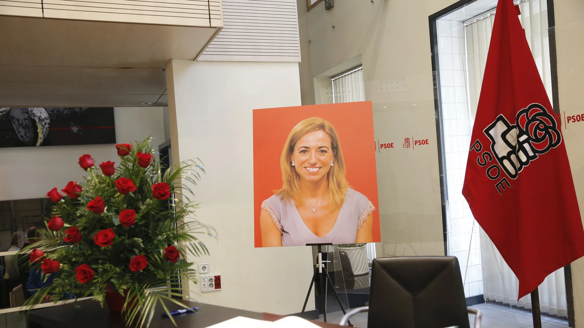 Libro de condolencias, un ramo de flores y un retrato de Carme Chacón en la sede del PSOE