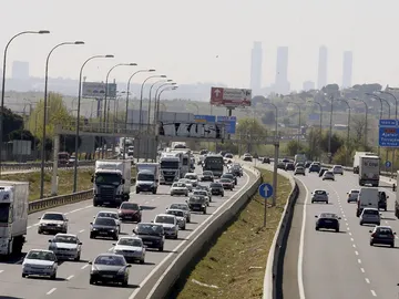 Vista de las carreteras con tráfico denso Vista de las carreteras con tráfico denso
