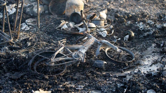 Restos incendiados del campamento de refugiados de Grande-Synthe