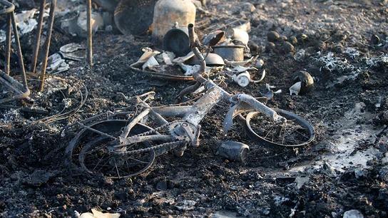 Restos incendiados del campamento de refugiados de Grande-Synthe Restos incendiados del campamento de refugiados de Grande-Synthe