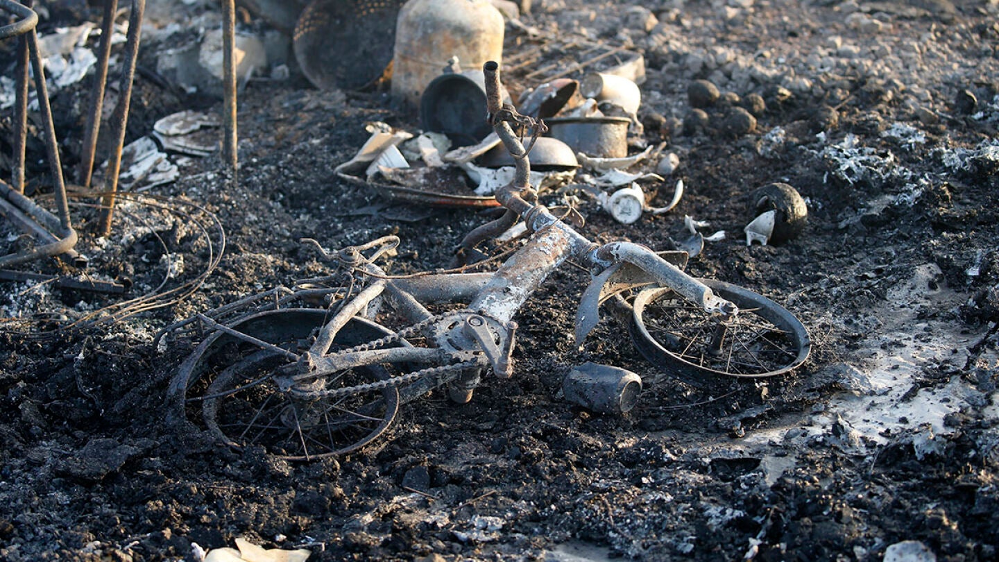 Restos incendiados del campamento de refugiados de Grande-Synthe