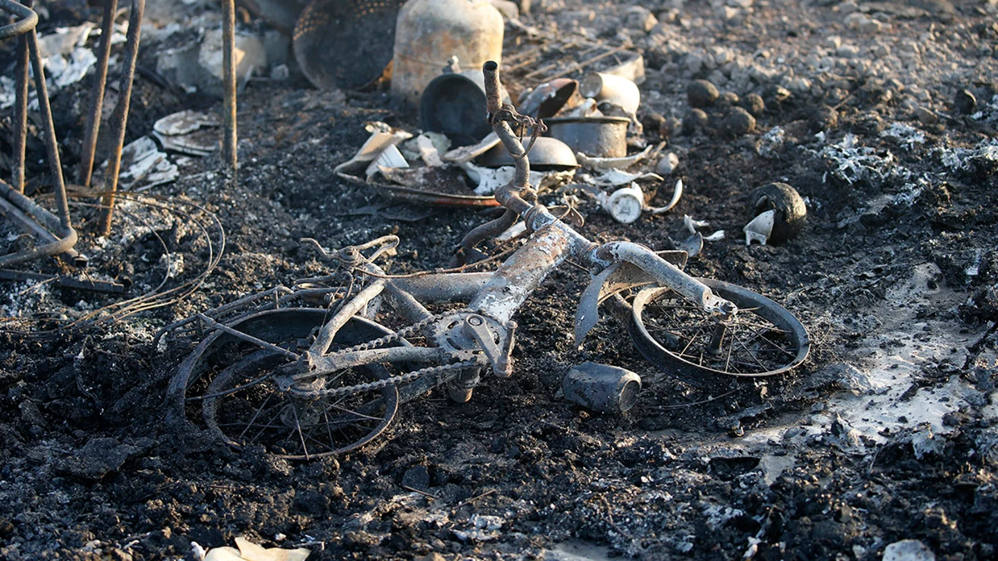 Restos incendiados del campamento de refugiados de Grande-Synthe Restos incendiados del campamento de refugiados de Grande-Synthe