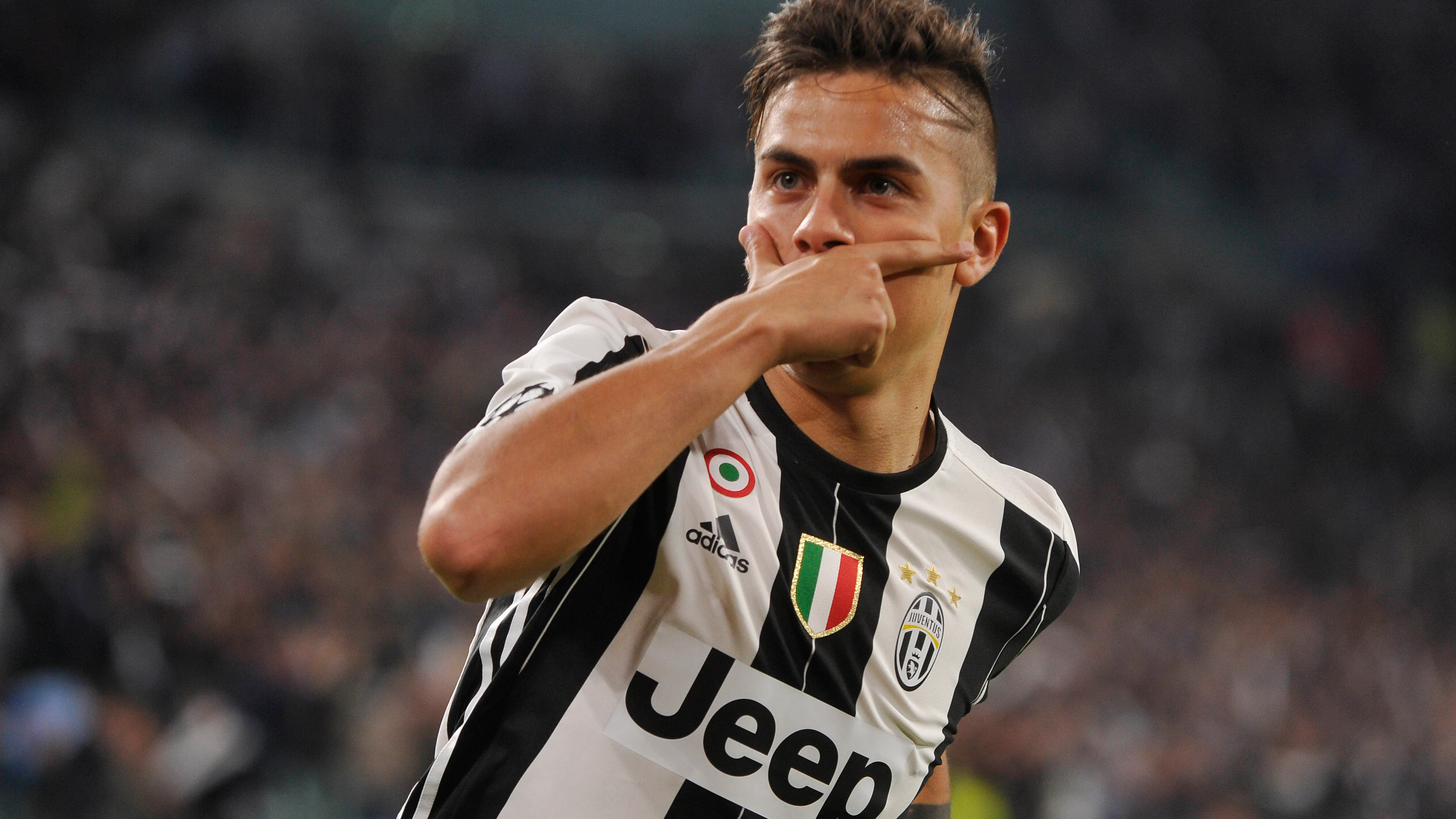 Dybala celebrando uno de sus goles