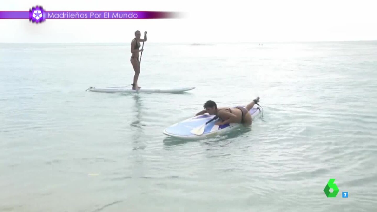 Una reportera haciendo surf