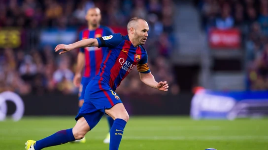 Andrés Iniesta controlando un balón Andrés Iniesta controlando un balón