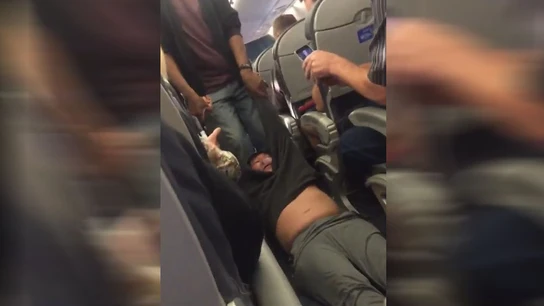 Pasajero arrastrado fuera de un avión por overbooking Pasajero arrastrado fuera de un avión por overbooking