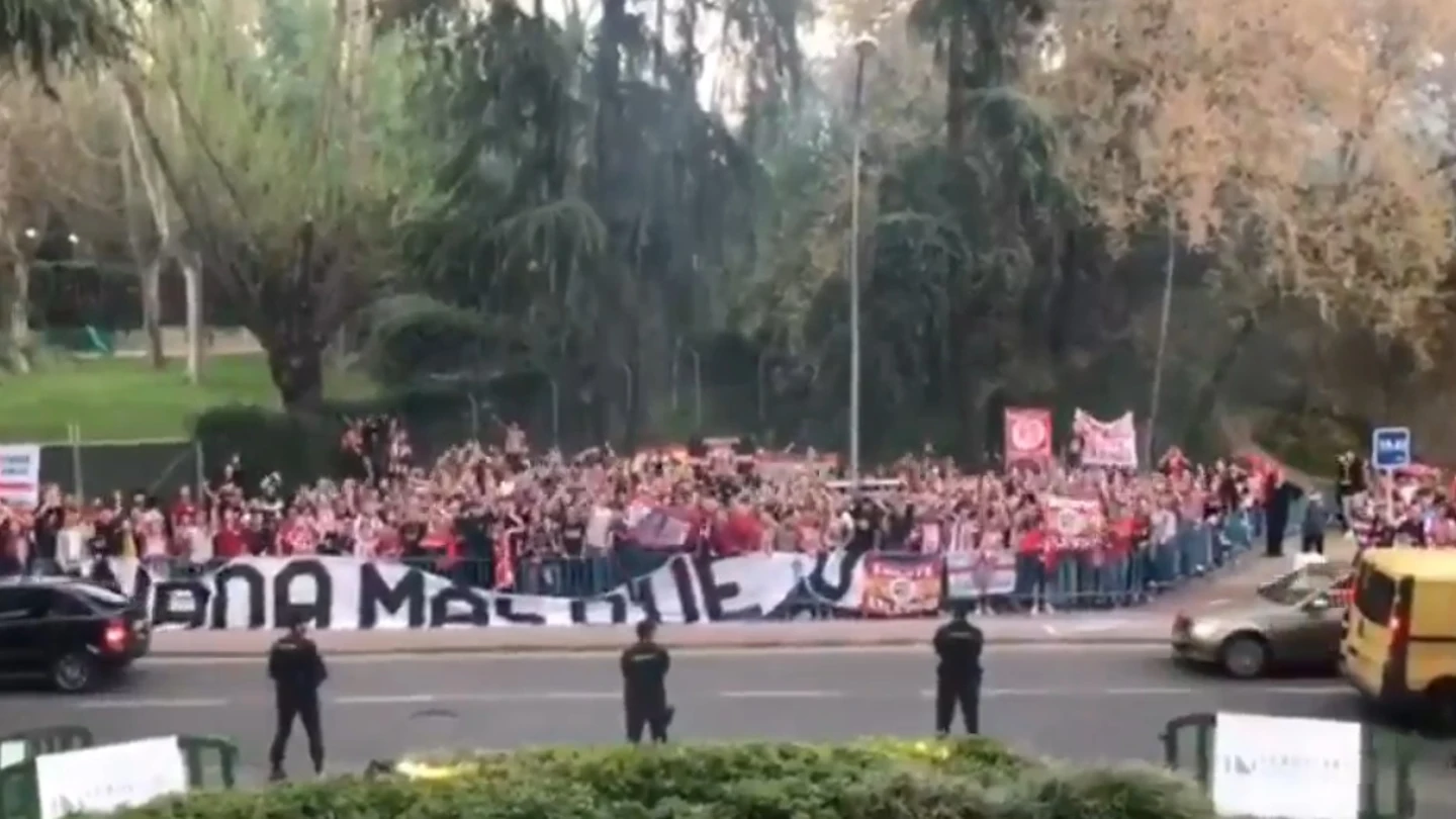 La afición del Atleti anima fuera del hotel de concentración del equipo La afición del Atleti anima fuera del hotel de concentración del equipo