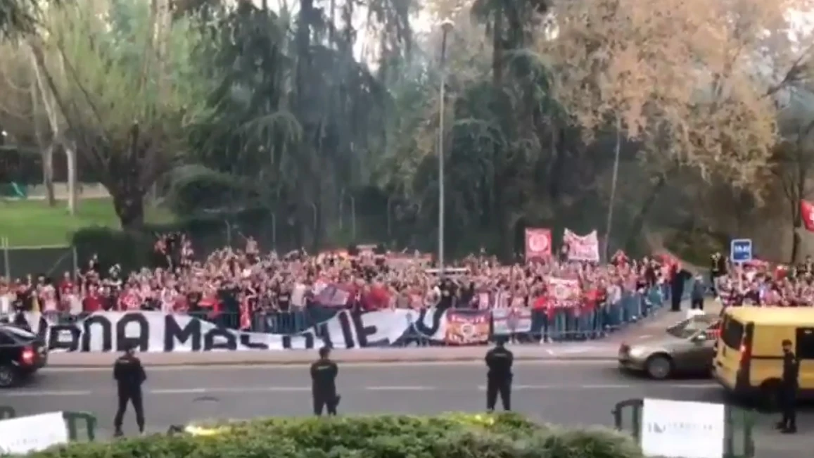La afici&oacute;n del Atleti anima fuera del hotel de concentraci&oacute;n del equipo