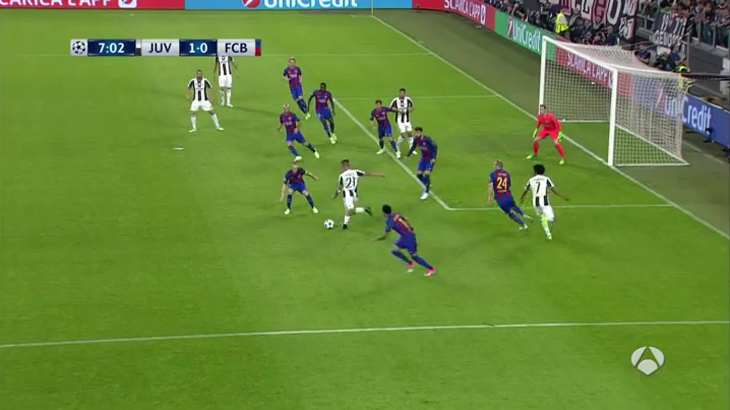 Frame 35.204285 de: El zurdazo de Dybala al segundo palo para poner el 1-0 en el Juventus - Barcelona Frame 35.204285 de: El zurdazo de Dybala al segundo palo para poner el 1-0 en el Juventus - Barcelona