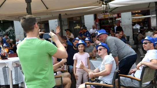 Aficionados del Leicester disfrutan de una terraza en Madrid Aficionados del Leicester disfrutan de una terraza en Madrid