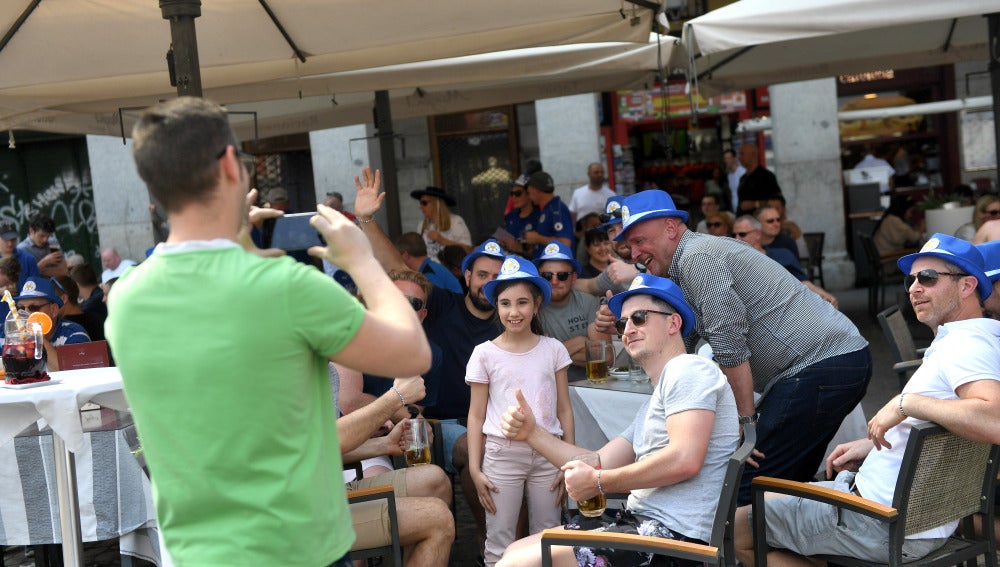 Aficionados del Leicester disfrutan de una terraza en Madrid