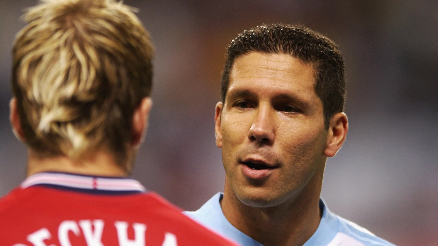 Simeone saluda a Beckham durante un Argentina - Inglaterra Simeone saluda a Beckham durante un Argentina - Inglaterra