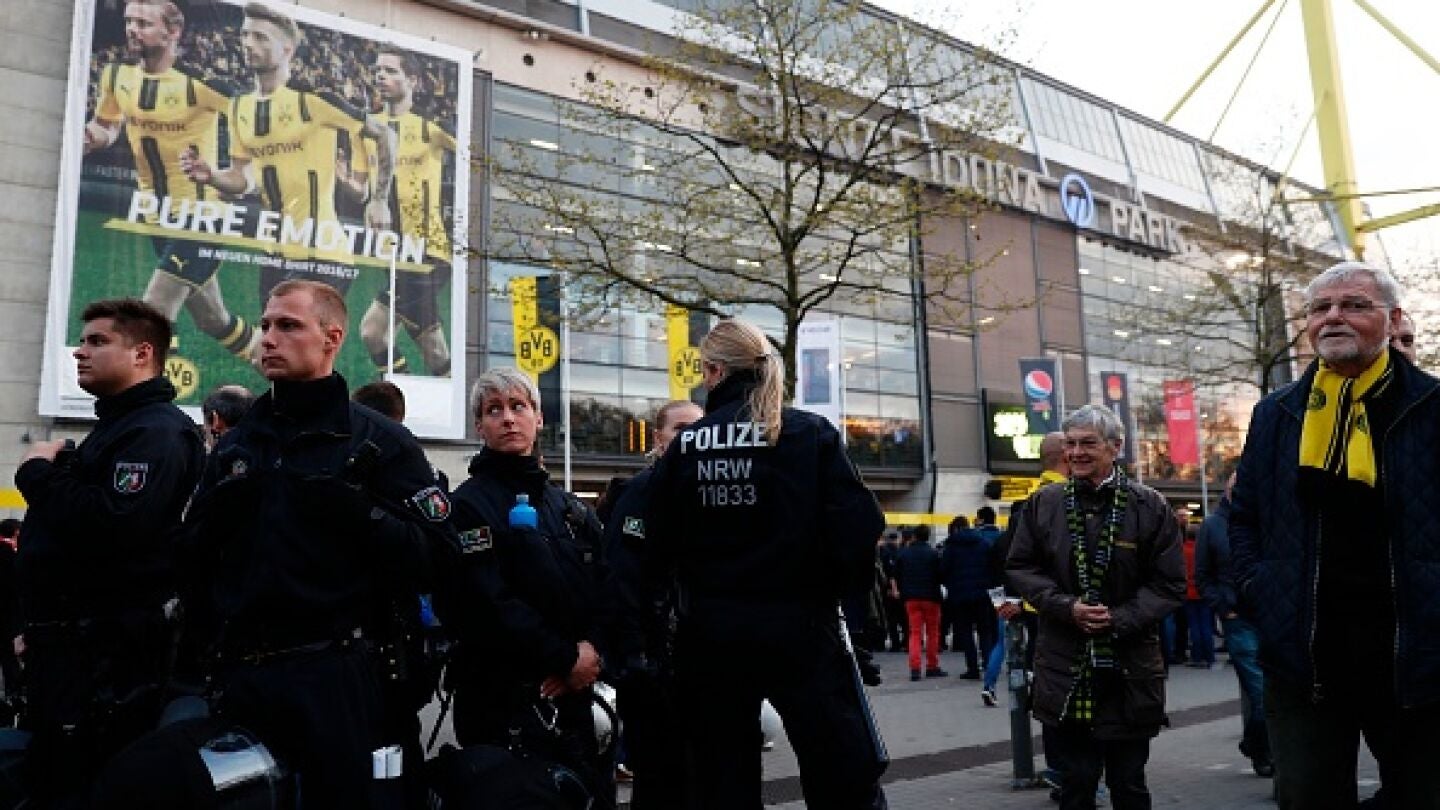 Polic&iacute;as fuera del estadio del Dortmund, en Alemania