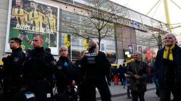 Policías fuera del estadio del Dortmund, en Alemania