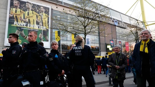 Policías fuera del estadio del Dortmund, en Alemania