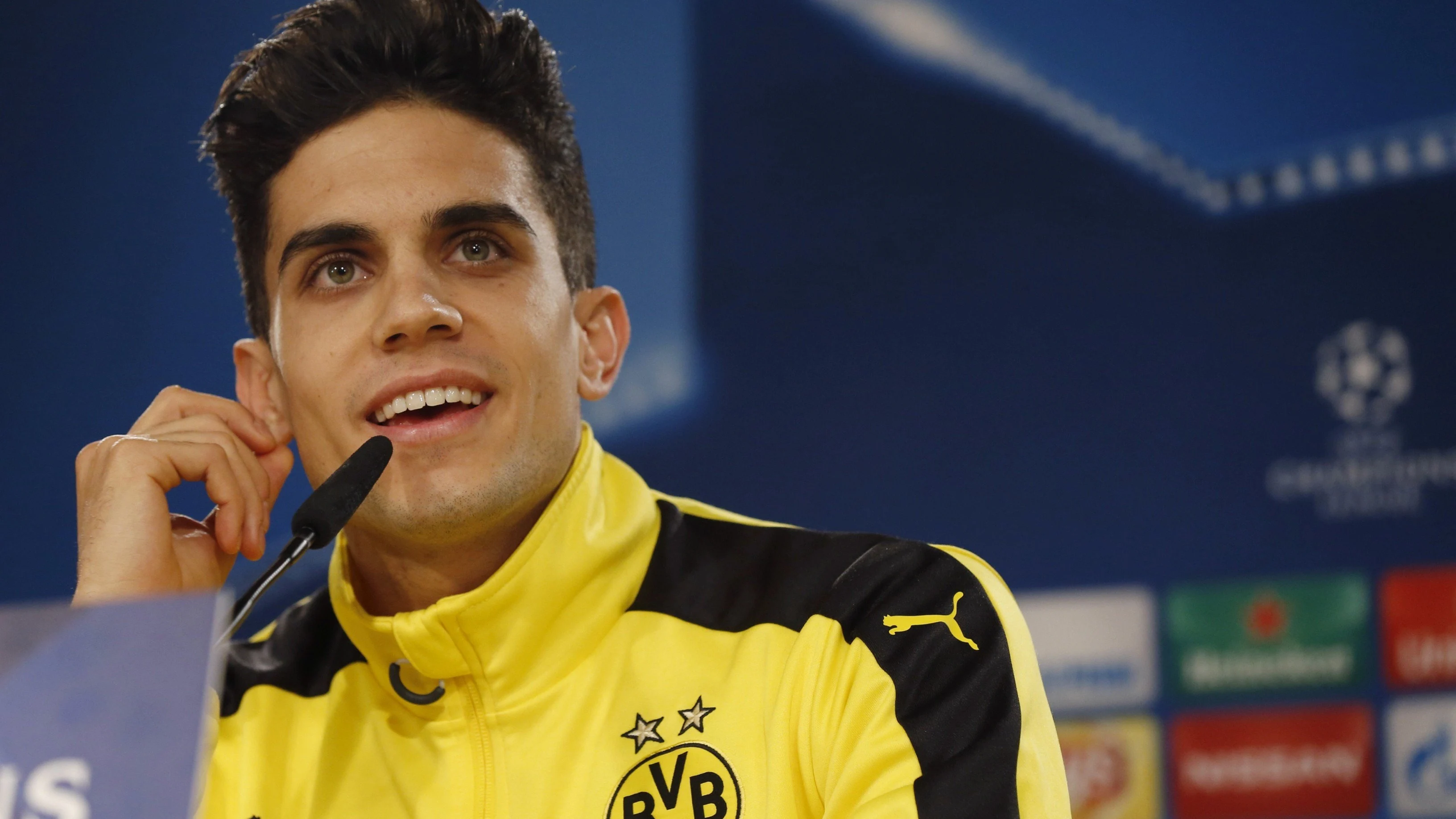 Marc Bartra hablando en rueda de prensa