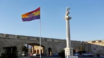 La bandera republicana izada en Cádiz