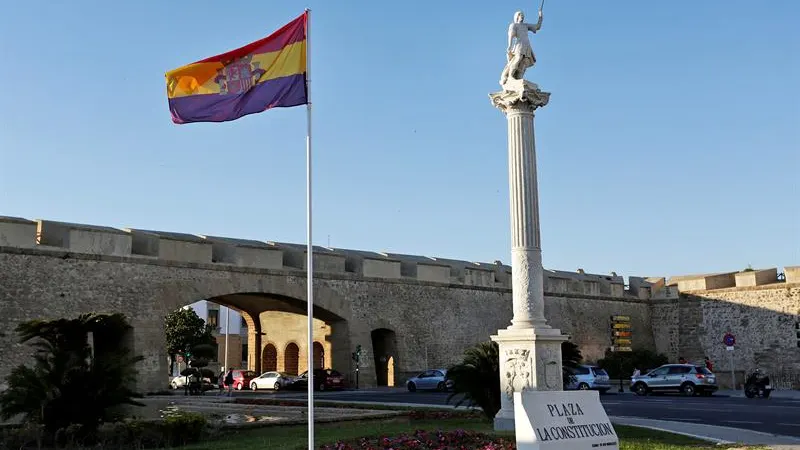 La bandera republicana izada en Cádiz