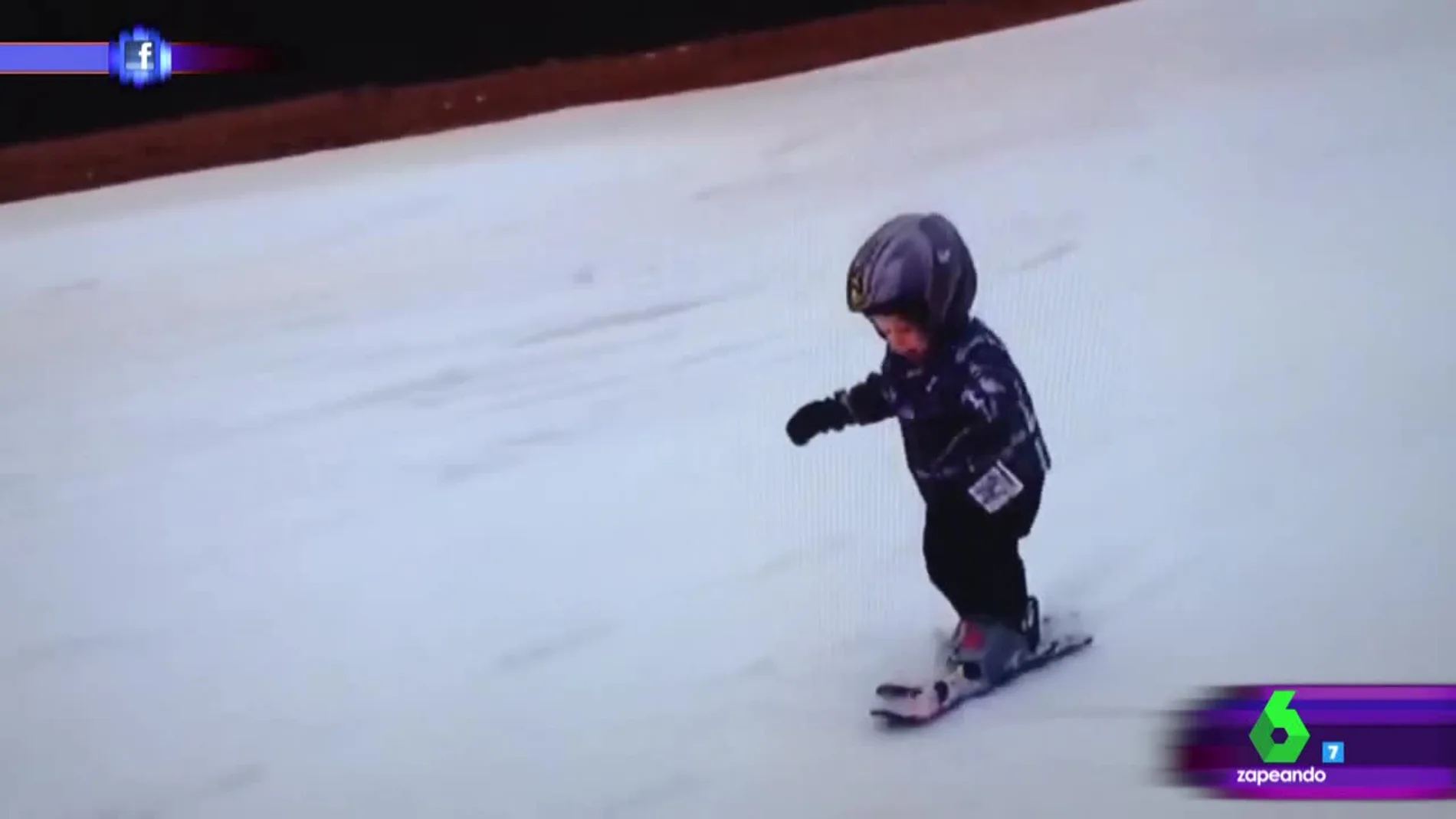 Un niño patinando en la nieve