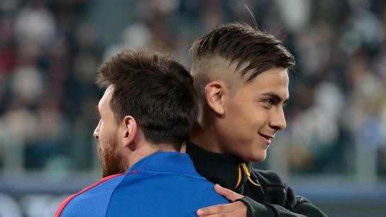 Leo Messi y Dybala saludándose antes del encuentro Leo Messi y Dybala saludándose antes del encuentro