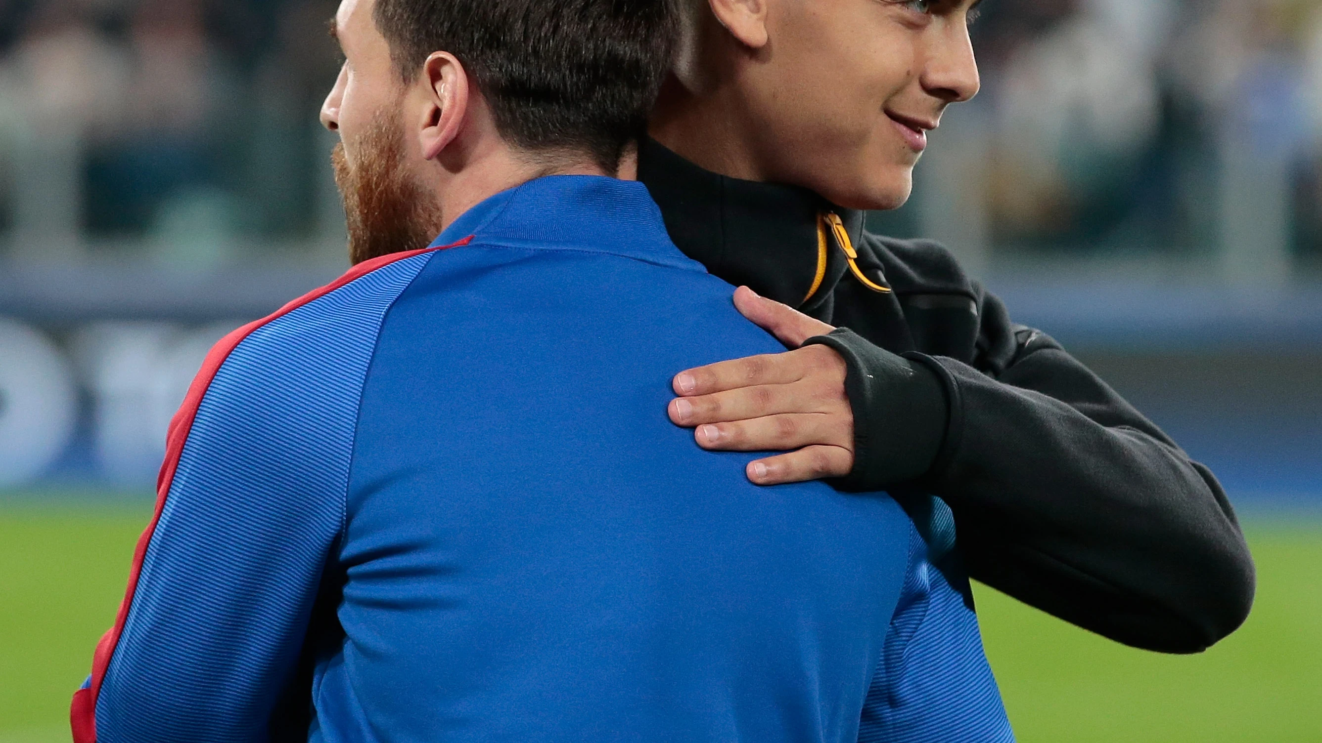 Leo Messi y Dybala saludándose antes del encuentro