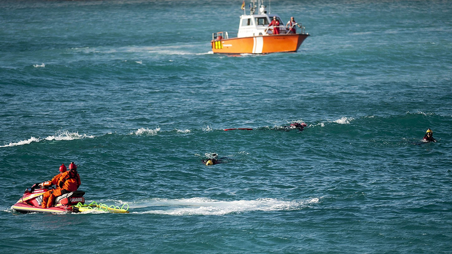 Imagen de archivo. Equipos de emergencia en la playa de A Coruña Equipos de emergencia en la playa de A Coruña