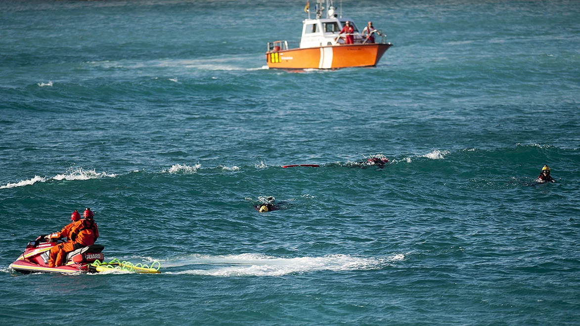 Equipos de emergencia en la playa de A Coruña