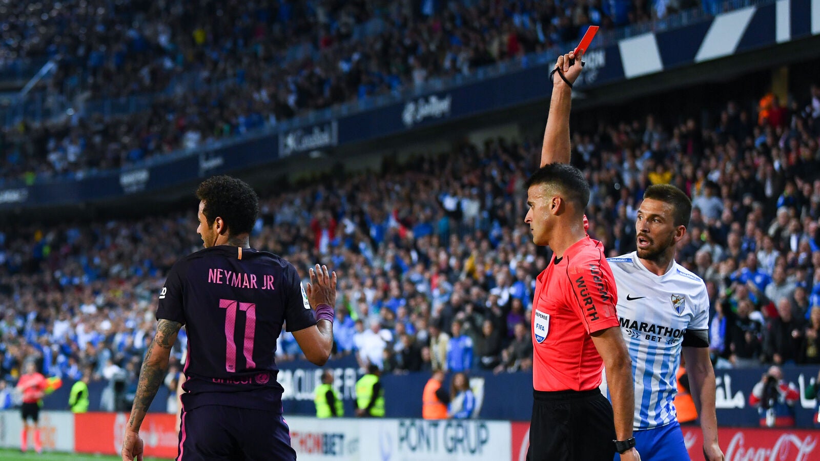 Neymar, en el momento de ser expulsado en La Rosaleda