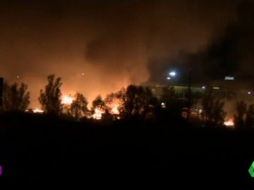 Frame 1.18443 de: Al menos diez heridos en un incendio en un campo de refugiados en Francia Frame 1.18443 de: Al menos diez heridos en un incendio en un campo de refugiados en Francia