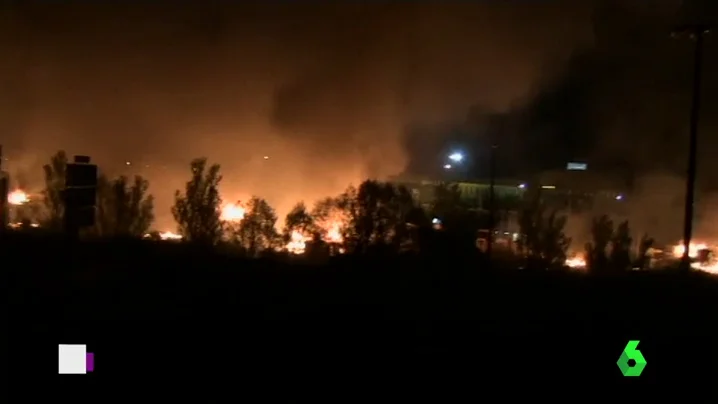 Frame 1.18443 de: Al menos diez heridos en un incendio en un campo de refugiados en Francia