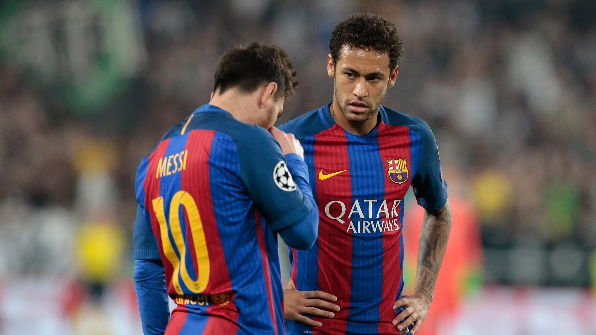 Leo Messi y Neymar cabizbajos