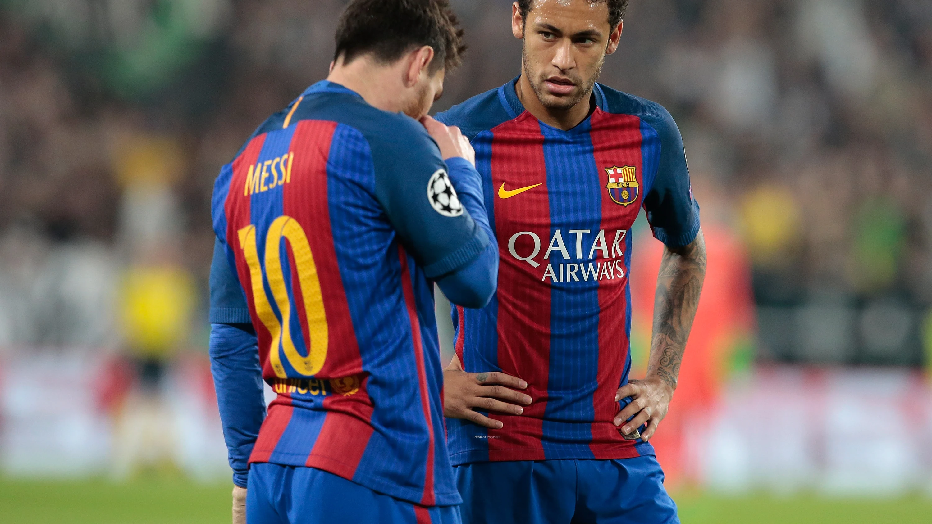 Leo Messi y Neymar cabizbajos