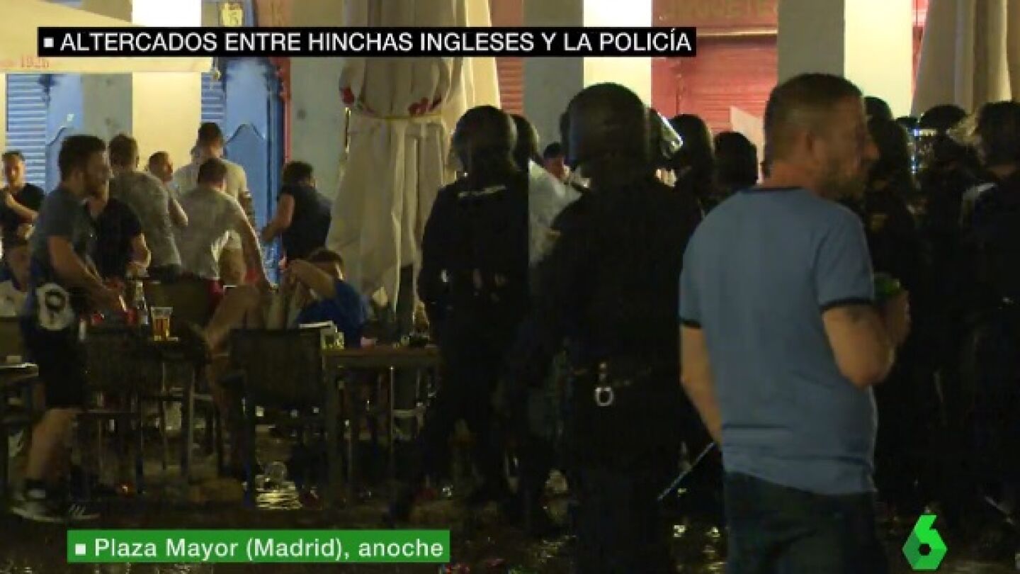Hinchas del Leicester se enfrentan a agentes de polic&iacute;a en el centro de Madrid