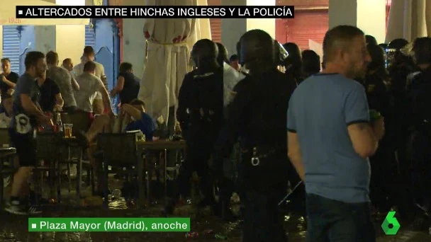 Hinchas del Leicester se enfrentan a agentes de policía en el centro de Madrid