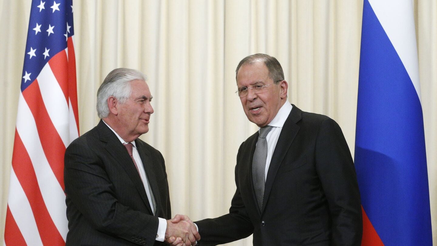 El ministro ruso de Exteriores, Sergu&eacute;i Lavrov, estrecha la mano del secretario de Estado de EEUU, Rex Tillerson