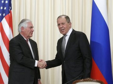El ministro ruso de Exteriores, Serguéi Lavrov, estrecha la mano del secretario de Estado de EEUU, Rex Tillerson El ministro ruso de Exteriores, Serguéi Lavrov, estrecha la mano del secretario de Estado de EEUU, Rex Tillerson