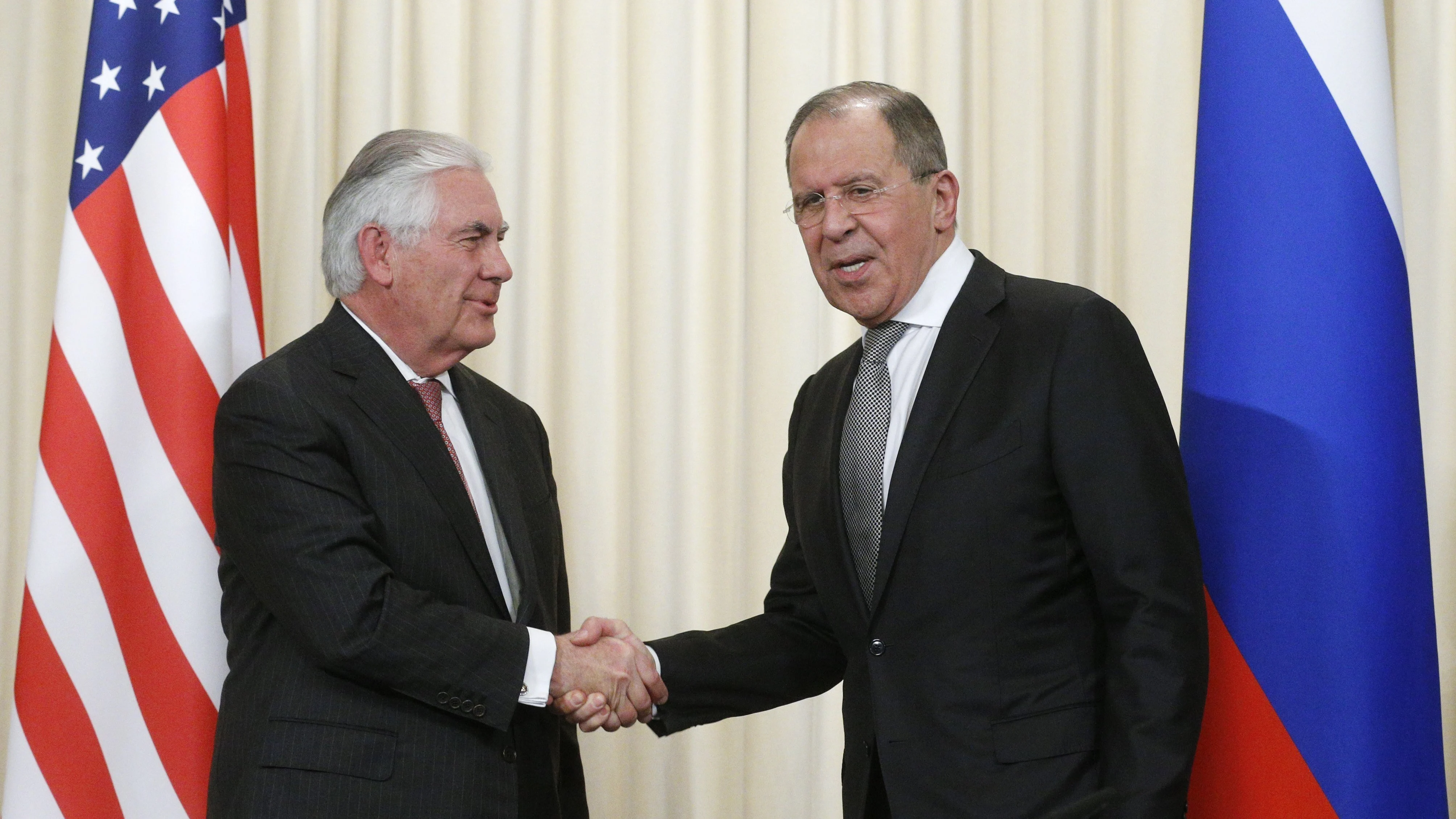 El ministro ruso de Exteriores, Serguéi Lavrov, estrecha la mano del secretario de Estado de EEUU, Rex Tillerson